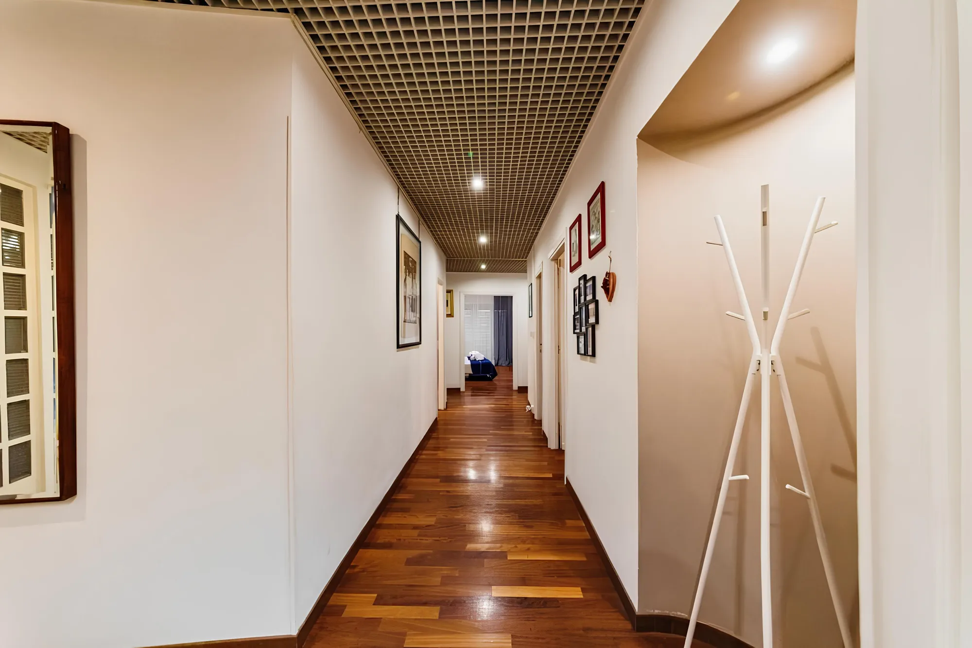 Corridoio luminoso dell'appartamento Monferrato Home nel quartiere San Giovanni, Roma